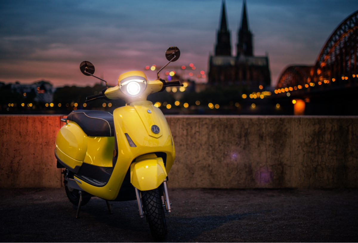 Kumpanroller vor Kölner Dom bei Nacht 
